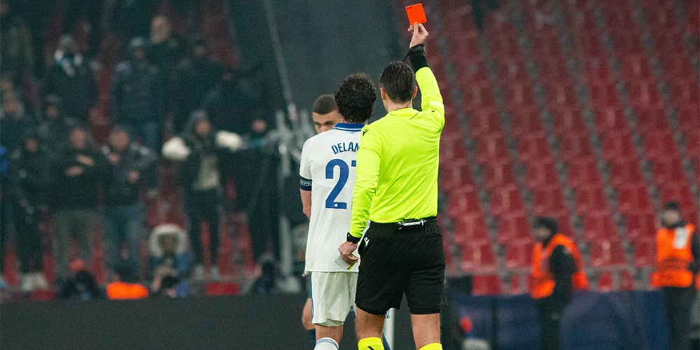 Nowa Regulacja FIFA: Gracze Zasłaniający Usta Otrzymają Czerwoną Kartkę