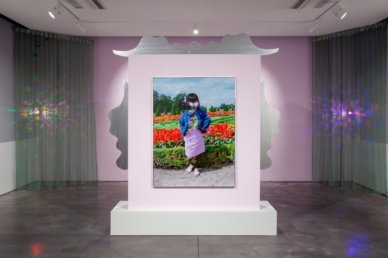 Nhu Xuan Hua 於倫敦 Autograph 展出《Of Walking On Fire》中的超現實家族攝影作品