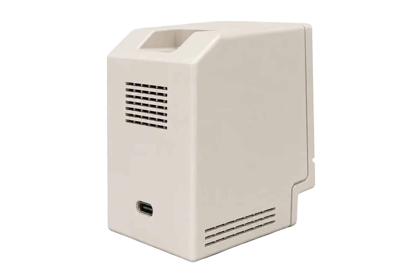 Kira Macintosh-style AI assistant with OLED face on 3D-printed beige desktop case