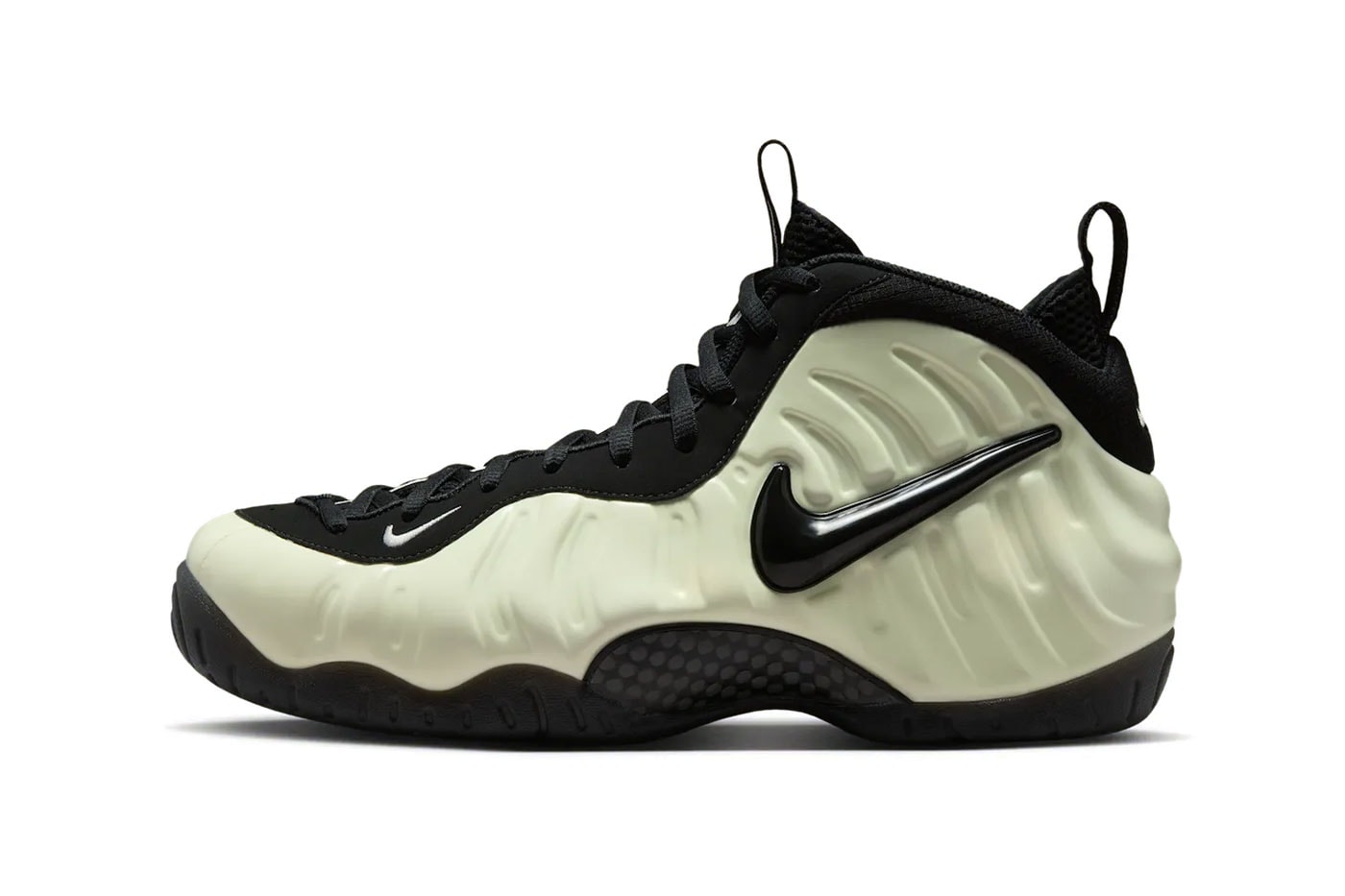 Nike Air Foamposite Pro PRM "Glow in the Dark" Summit White/Black IV6246-100
