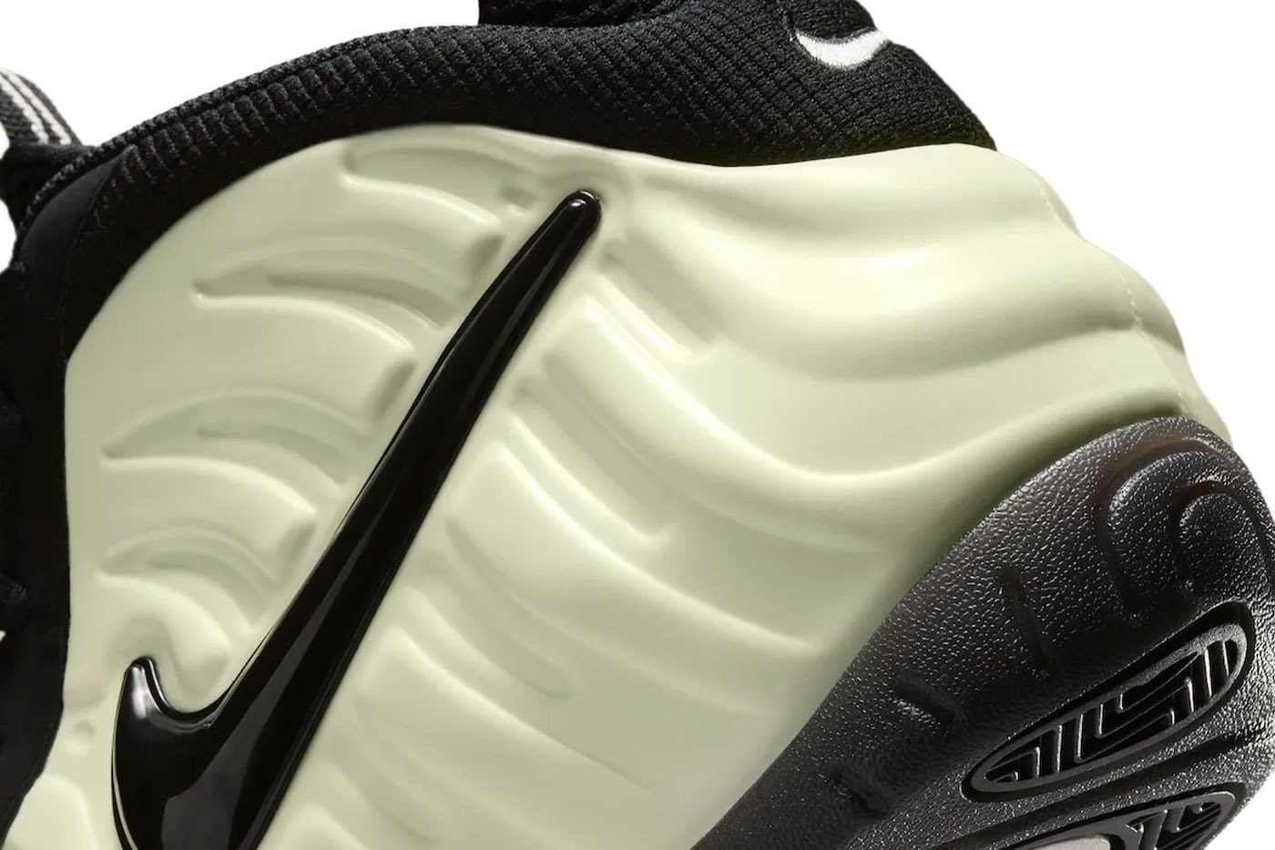 Nike Air Foamposite Pro PRM "Glow in the Dark" Summit White/Black IV6246-100