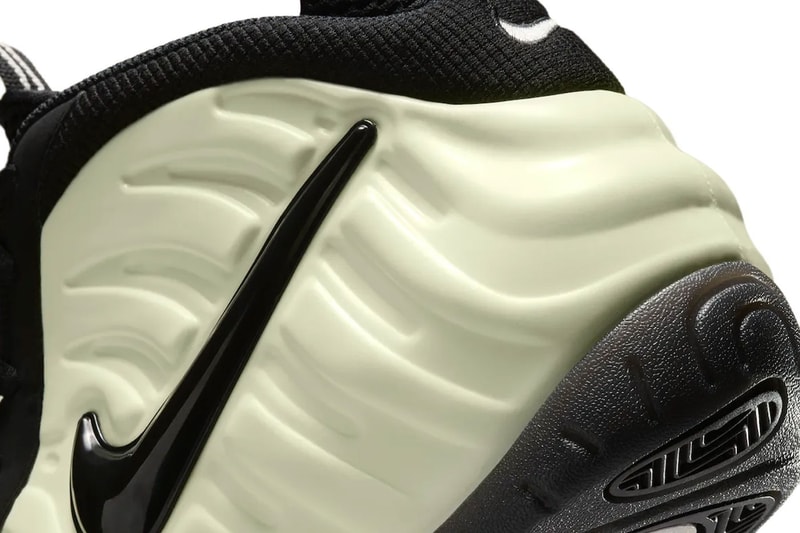 Nike Air Foamposite Pro PRM "Glow in the Dark" Summit White/Black IV6246-100