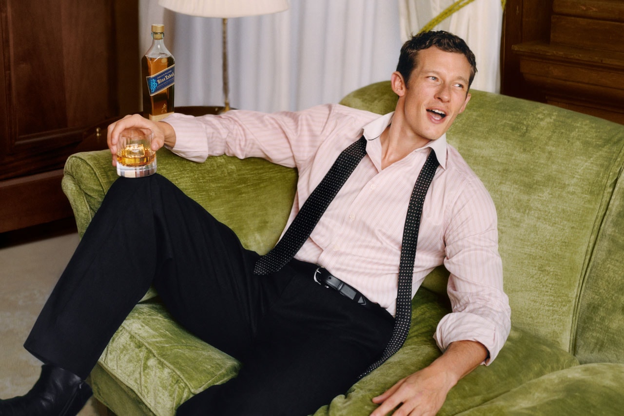 Callum Turner brinda por su nueva alianza con Johnnie Walker Blue Label