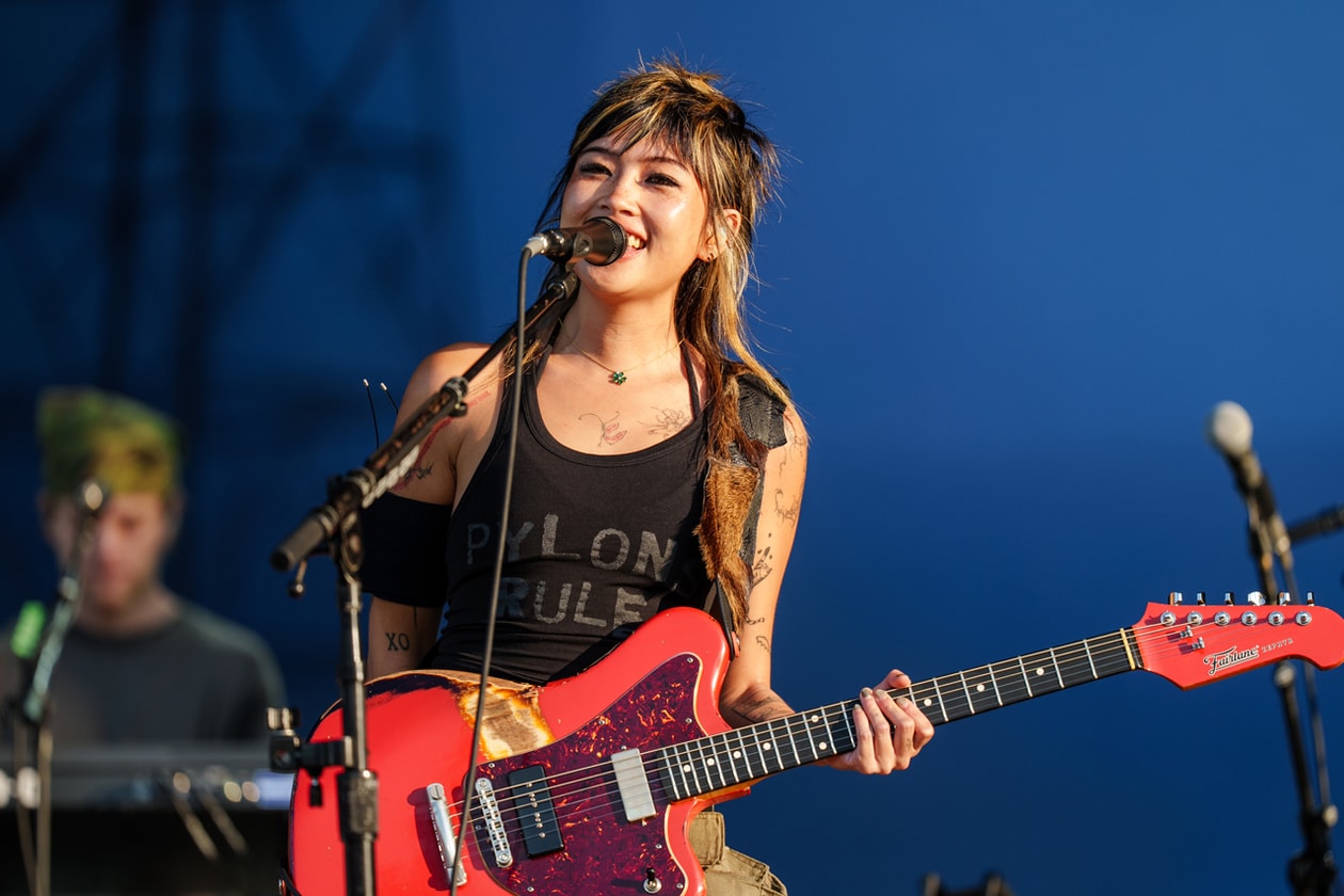 2026 Lollapalooza, 한 단계 업그레이드: 올해 페스티벌에서 가장 좋았던 순간들. sombr 헤드라이닝 공연, Charli XCX의 Music Fashion Film, Little Simz Goes B2B: 무대 공연부터 DJ 세트까지, Destin Conrad의 커스텀 Advisry 착장, Blood Orange의 새 비주얼에 담긴 축구 영상, PATRÓN의 Hacienda – 디제잉을 하려면 바이닐을 돌려야 하는 곳, beabadoobee의 수많은 기타와 밈 감성 머천다이즈, Geese 머천다이즈, JENNIE의 새 음악, sombr, 5SOS의 'She Looks So Perfect', Pusha T, Malice, 시카고 Grant Park, 라인업, 티켓, 테킬라 가격, Kwn, House of Errors, Clipse의 컴백, Lorde x Charli
