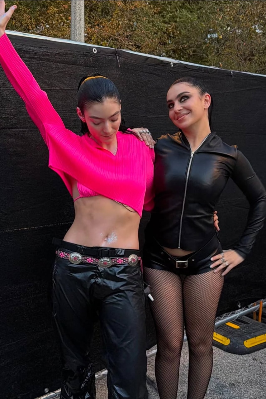 2026 Lollapalooza, 한 단계 업그레이드: 올해 페스티벌에서 가장 좋았던 순간들. sombr 헤드라이닝 공연, Charli XCX의 Music Fashion Film, Little Simz Goes B2B: 무대 공연부터 DJ 세트까지, Destin Conrad의 커스텀 Advisry 착장, Blood Orange의 새 비주얼에 담긴 축구 영상, PATRÓN의 Hacienda – 디제잉을 하려면 바이닐을 돌려야 하는 곳, beabadoobee의 수많은 기타와 밈 감성 머천다이즈, Geese 머천다이즈, JENNIE의 새 음악, sombr, 5SOS의 'She Looks So Perfect', Pusha T, Malice, 시카고 Grant Park, 라인업, 티켓, 테킬라 가격, Kwn, House of Errors, Clipse의 컴백, Lorde x Charli