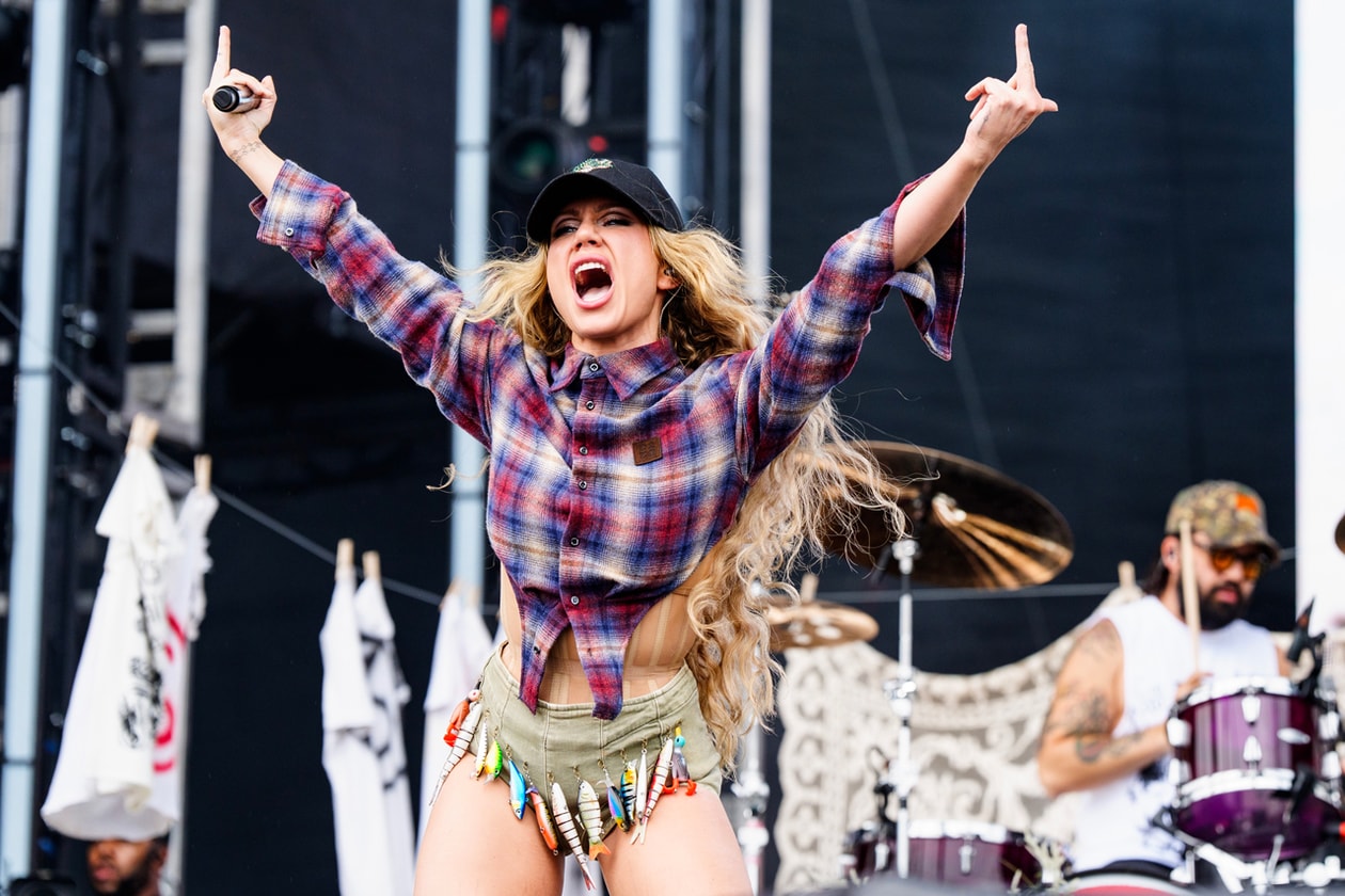 2026 Lollapalooza, 한 단계 업그레이드: 올해 페스티벌에서 가장 좋았던 순간들. sombr 헤드라이닝 공연, Charli XCX의 Music Fashion Film, Little Simz Goes B2B: 무대 공연부터 DJ 세트까지, Destin Conrad의 커스텀 Advisry 착장, Blood Orange의 새 비주얼에 담긴 축구 영상, PATRÓN의 Hacienda – 디제잉을 하려면 바이닐을 돌려야 하는 곳, beabadoobee의 수많은 기타와 밈 감성 머천다이즈, Geese 머천다이즈, JENNIE의 새 음악, sombr, 5SOS의 'She Looks So Perfect', Pusha T, Malice, 시카고 Grant Park, 라인업, 티켓, 테킬라 가격, Kwn, House of Errors, Clipse의 컴백, Lorde x Charli