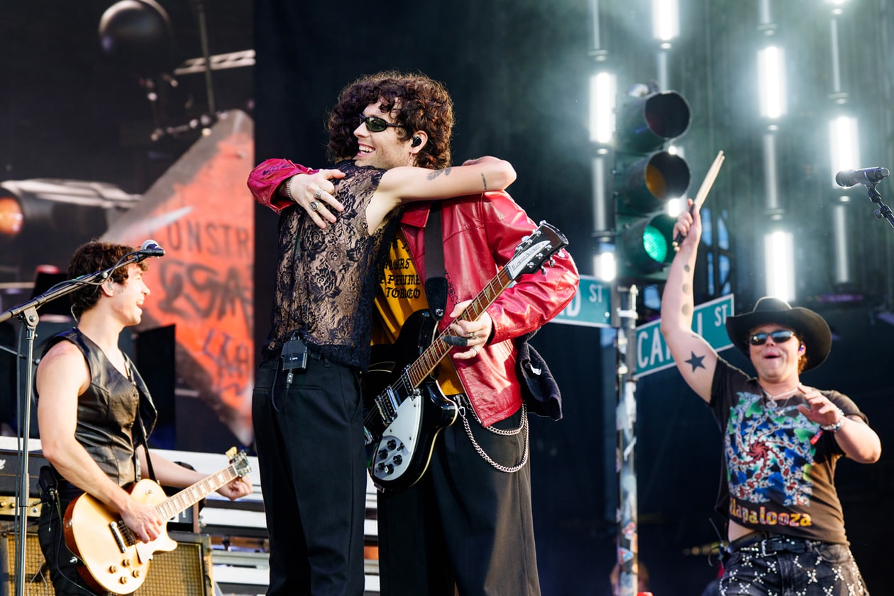 2026 Lollapalooza, 한 단계 업그레이드: 올해 페스티벌에서 가장 좋았던 순간들. sombr 헤드라이닝 공연, Charli XCX의 Music Fashion Film, Little Simz Goes B2B: 무대 공연부터 DJ 세트까지, Destin Conrad의 커스텀 Advisry 착장, Blood Orange의 새 비주얼에 담긴 축구 영상, PATRÓN의 Hacienda – 디제잉을 하려면 바이닐을 돌려야 하는 곳, beabadoobee의 수많은 기타와 밈 감성 머천다이즈, Geese 머천다이즈, JENNIE의 새 음악, sombr, 5SOS의 'She Looks So Perfect', Pusha T, Malice, 시카고 Grant Park, 라인업, 티켓, 테킬라 가격, Kwn, House of Errors, Clipse의 컴백, Lorde x Charli