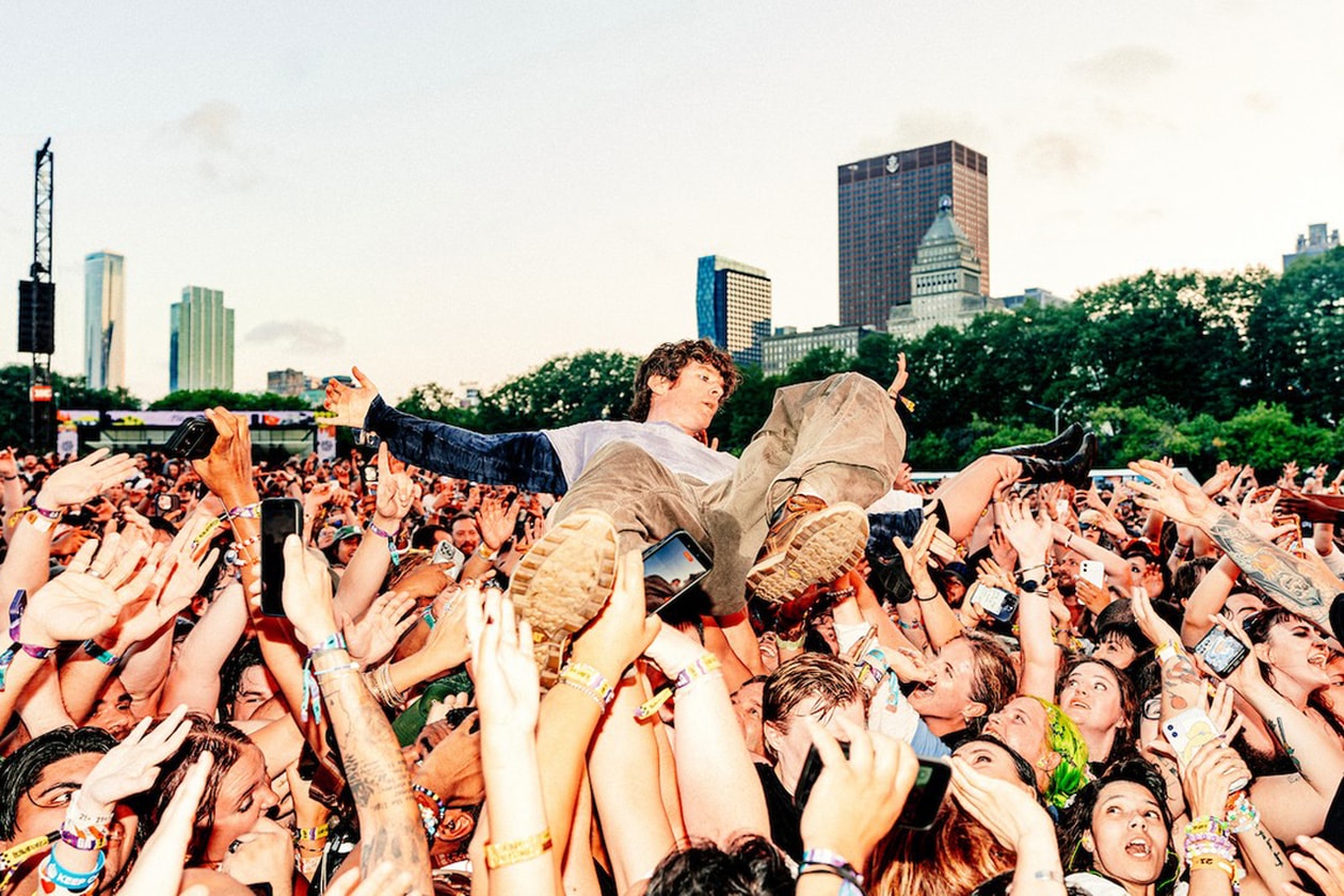 2026 Lollapalooza, 한 단계 업그레이드: 올해 페스티벌에서 가장 좋았던 순간들. sombr 헤드라이닝 공연, Charli XCX의 Music Fashion Film, Little Simz Goes B2B: 무대 공연부터 DJ 세트까지, Destin Conrad의 커스텀 Advisry 착장, Blood Orange의 새 비주얼에 담긴 축구 영상, PATRÓN의 Hacienda – 디제잉을 하려면 바이닐을 돌려야 하는 곳, beabadoobee의 수많은 기타와 밈 감성 머천다이즈, Geese 머천다이즈, JENNIE의 새 음악, sombr, 5SOS의 'She Looks So Perfect', Pusha T, Malice, 시카고 Grant Park, 라인업, 티켓, 테킬라 가격, Kwn, House of Errors, Clipse의 컴백, Lorde x Charli