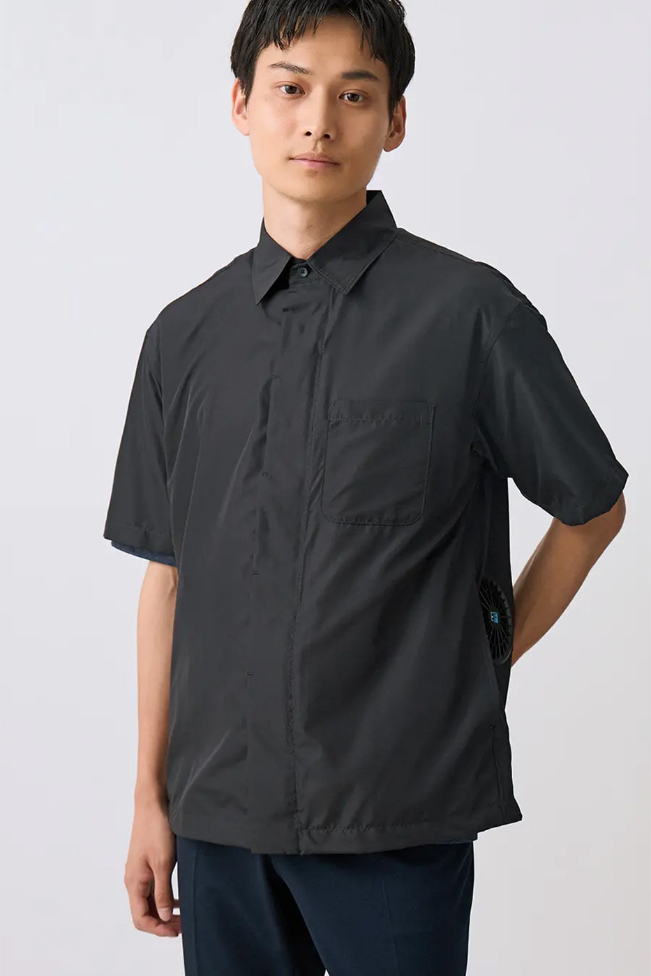 Yofuku no Aoyama Kuchofuku Air-Conditioned Short Sleeve Work Shirt with twin cooling fans viewed from the back