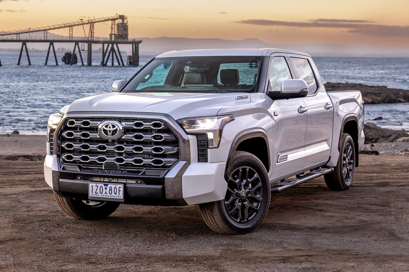 Toyota V35A twin-turbo V-6 engine undergoing crank bearing hammer test