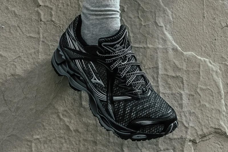 Mizuno Revives the Flagship WAVE PROPHECY 1in a Stealthy “Black” Look