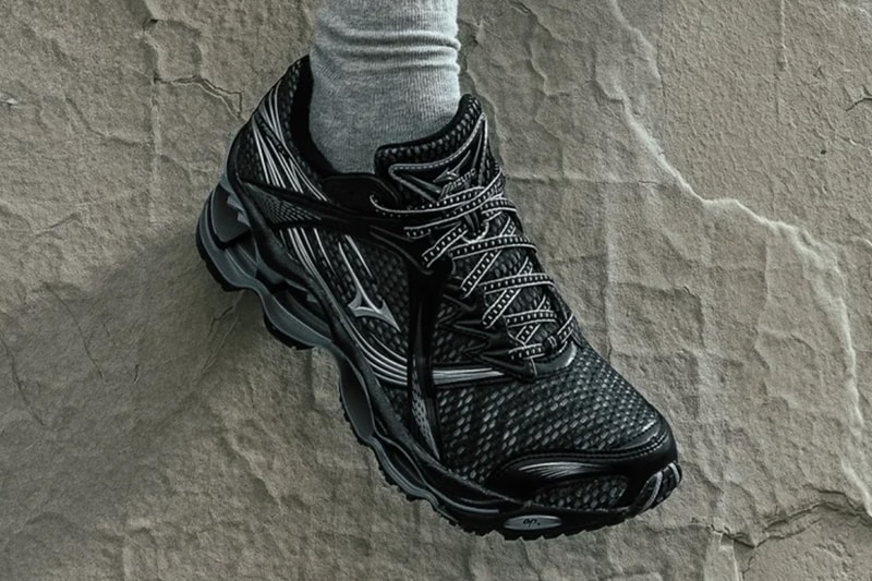 Mizuno Revives the Flagship WAVE PROPHECY 1in a Stealthy “Black” Look
