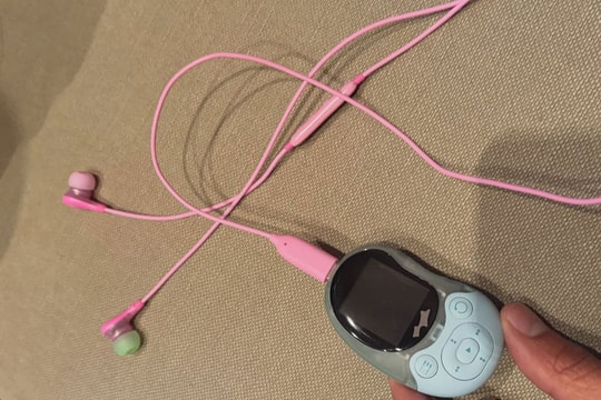 Justin Bieber Teases Upcoming SKYLRK Y2K-Style MP3 Player