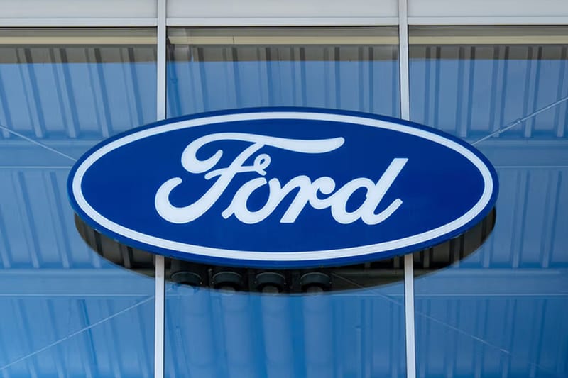 Ford Files Patent for a System That Moves a Parked Truck Using Its Tailgate Handle