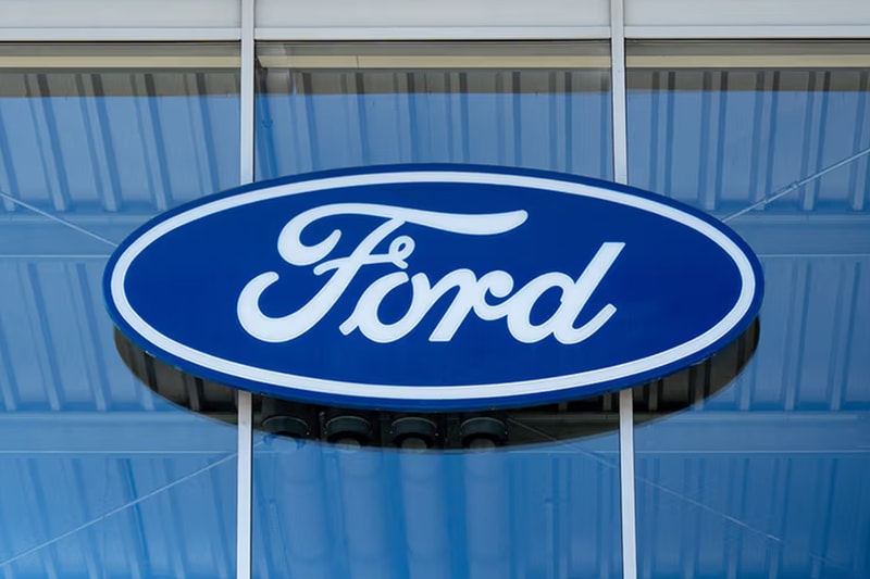 Ford Files Patent for a System That Moves a Parked Truck Using Its Tailgate Handle