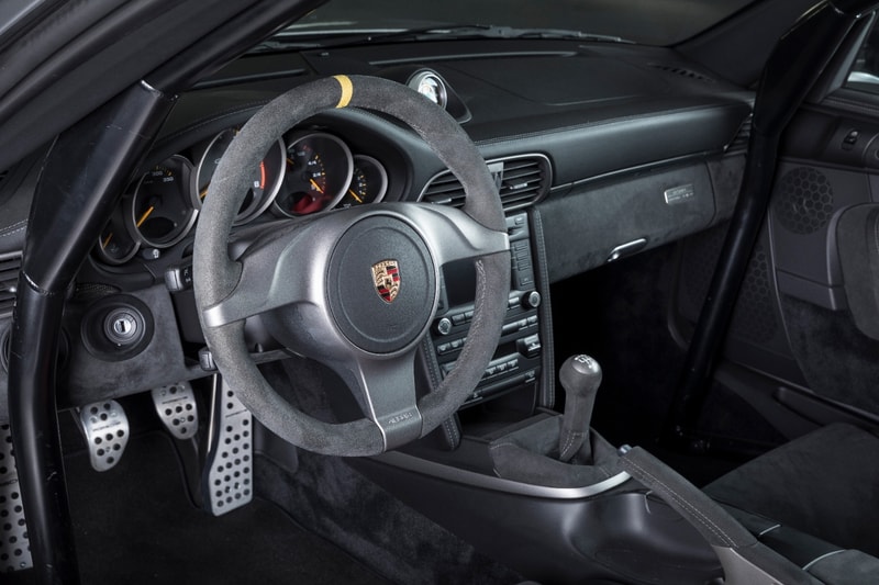 Porsche dual-clutch manual gearbox patent showing clutch pedal and H-pattern shifter layout