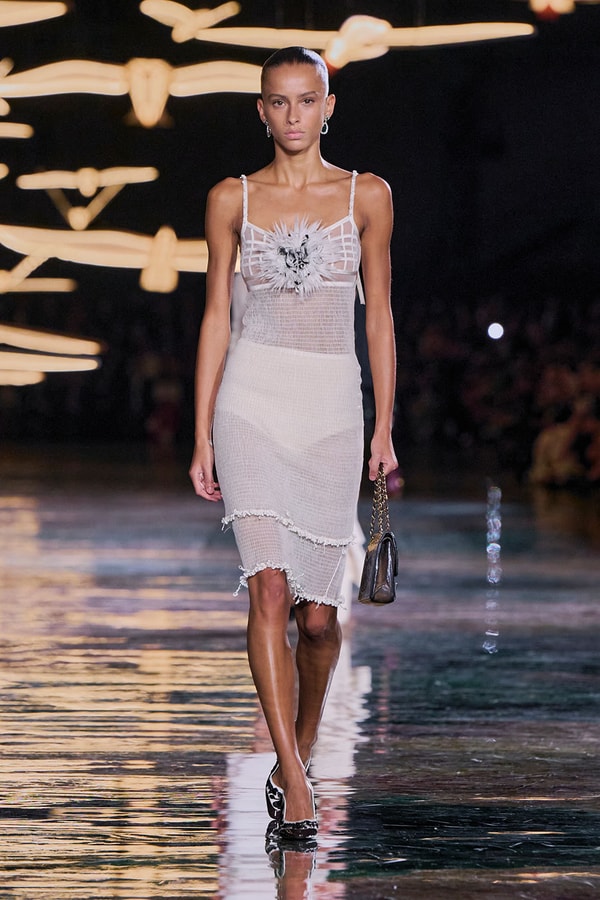 Matthieu Blazy Reimagines the Layered Legacies of Gabrielle Chanel for SS27 Nicole Kidman, Ayo Edebiri, Pedro Pascal, Kristen Wiig, Dua Lipa, and Alexa Demie britney spears gimme more flock of birds migration