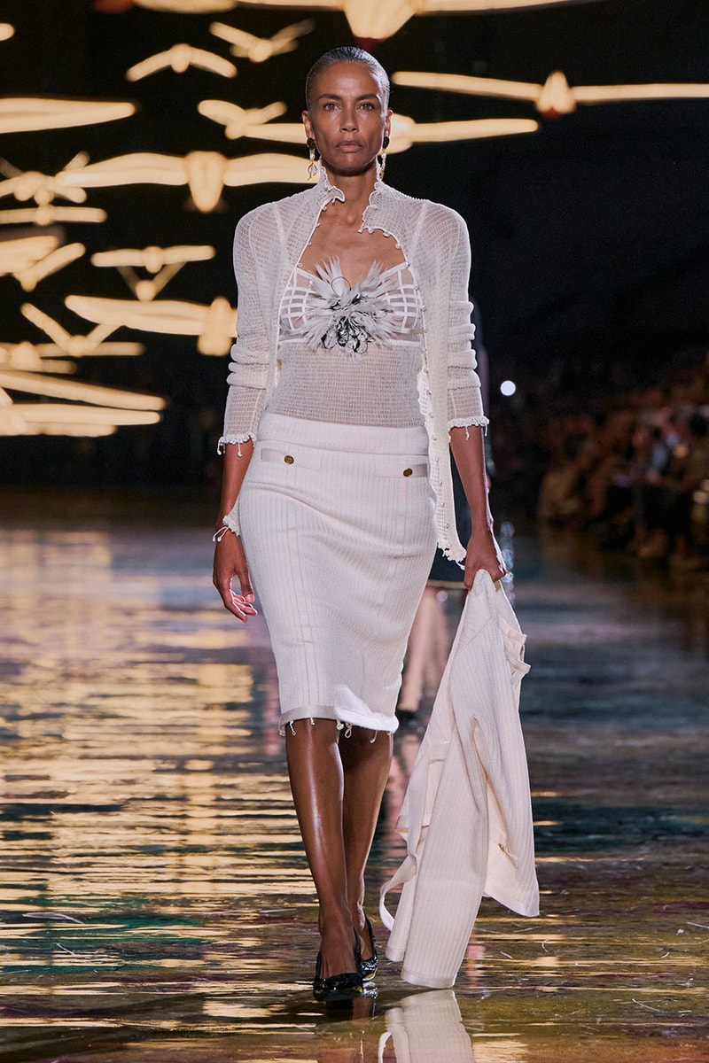 Matthieu Blazy Reimagines the Layered Legacies of Gabrielle Chanel for SS27 Nicole Kidman, Ayo Edebiri, Pedro Pascal, Kristen Wiig, Dua Lipa, and Alexa Demie britney spears gimme more flock of birds migration