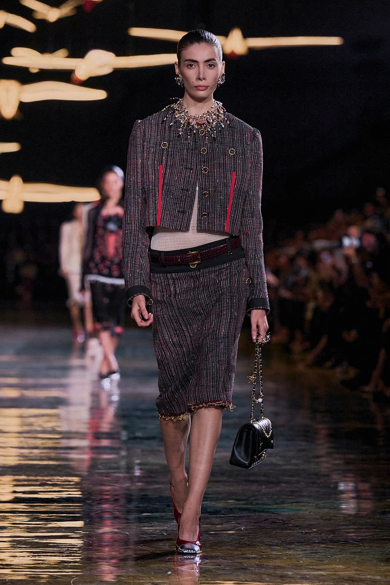 Matthieu Blazy Reimagines the Layered Legacies of Gabrielle Chanel for SS27 Nicole Kidman, Ayo Edebiri, Pedro Pascal, Kristen Wiig, Dua Lipa, and Alexa Demie britney spears gimme more flock of birds migration
