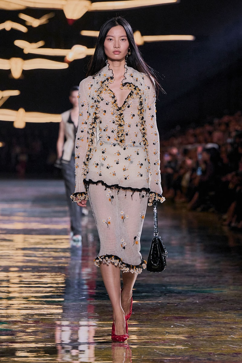 Matthieu Blazy Reimagines the Layered Legacies of Gabrielle Chanel for SS27 Nicole Kidman, Ayo Edebiri, Pedro Pascal, Kristen Wiig, Dua Lipa, and Alexa Demie britney spears gimme more flock of birds migration