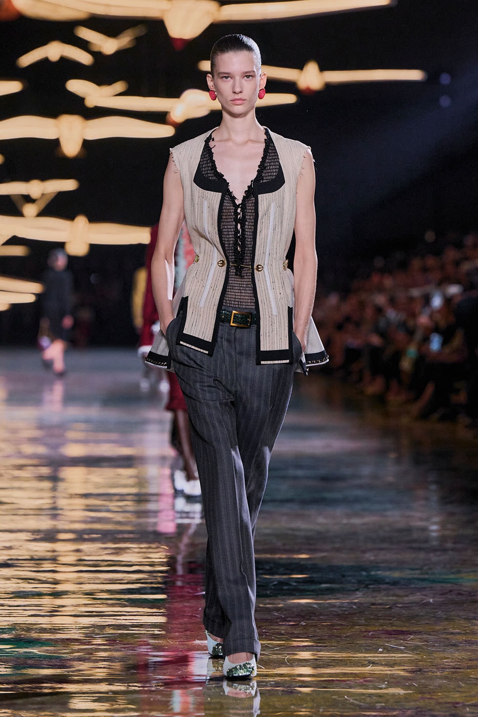 Matthieu Blazy Reimagines the Layered Legacies of Gabrielle Chanel for SS27 Nicole Kidman, Ayo Edebiri, Pedro Pascal, Kristen Wiig, Dua Lipa, and Alexa Demie britney spears gimme more flock of birds migration