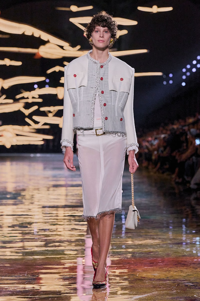 Matthieu Blazy Reimagines the Layered Legacies of Gabrielle Chanel for SS27 Nicole Kidman, Ayo Edebiri, Pedro Pascal, Kristen Wiig, Dua Lipa, and Alexa Demie britney spears gimme more flock of birds migration