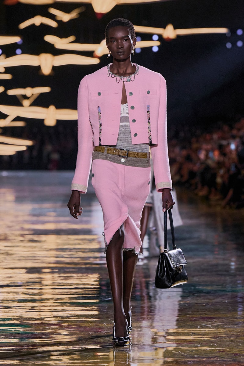Matthieu Blazy Reimagines the Layered Legacies of Gabrielle Chanel for SS27 Nicole Kidman, Ayo Edebiri, Pedro Pascal, Kristen Wiig, Dua Lipa, and Alexa Demie britney spears gimme more flock of birds migration