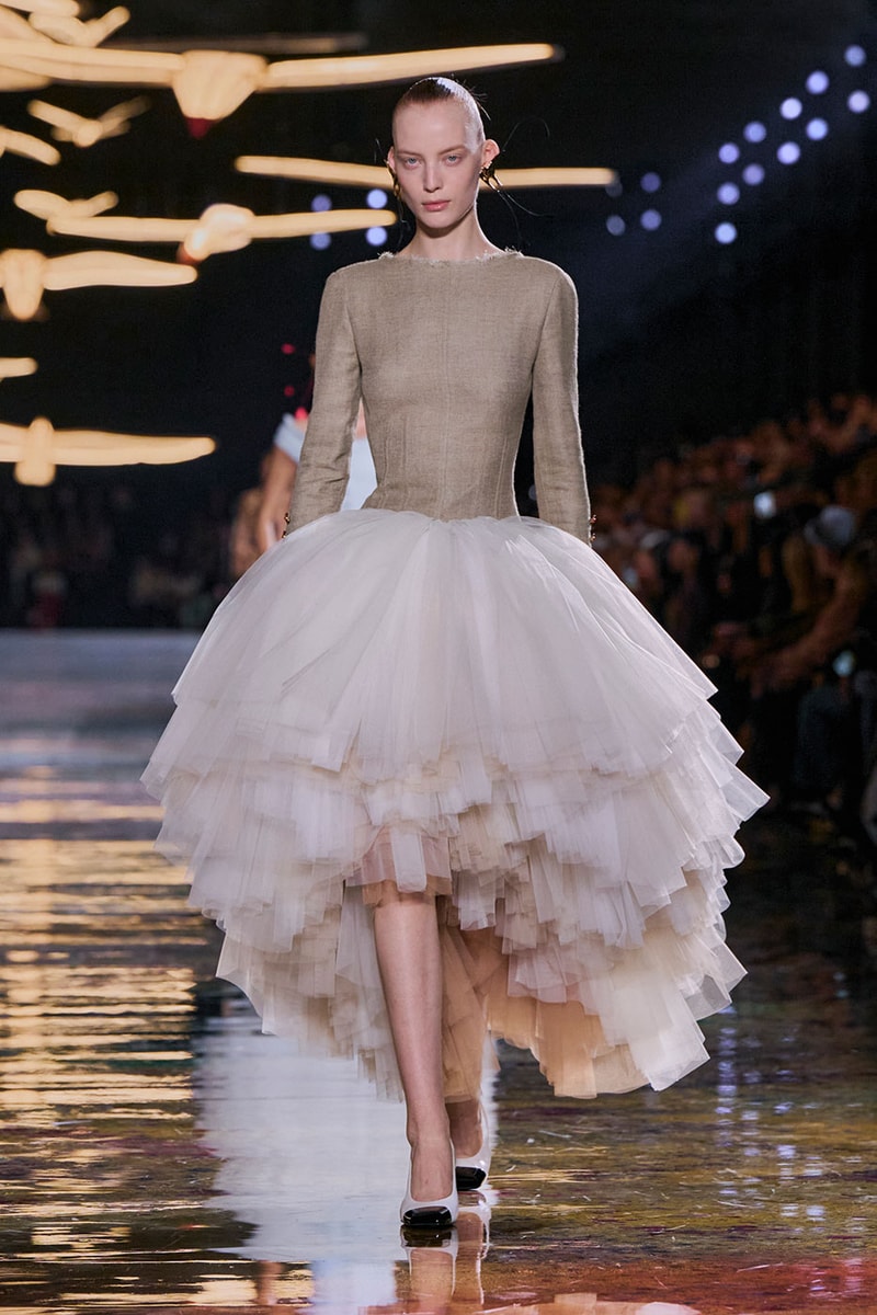 Matthieu Blazy Reimagines the Layered Legacies of Gabrielle Chanel for SS27 Nicole Kidman, Ayo Edebiri, Pedro Pascal, Kristen Wiig, Dua Lipa, and Alexa Demie britney spears gimme more flock of birds migration