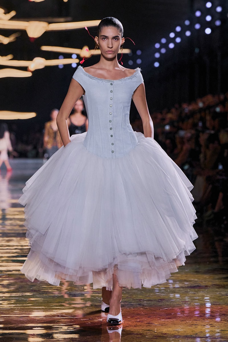 Matthieu Blazy Reimagines the Layered Legacies of Gabrielle Chanel for SS27 Nicole Kidman, Ayo Edebiri, Pedro Pascal, Kristen Wiig, Dua Lipa, and Alexa Demie britney spears gimme more flock of birds migration