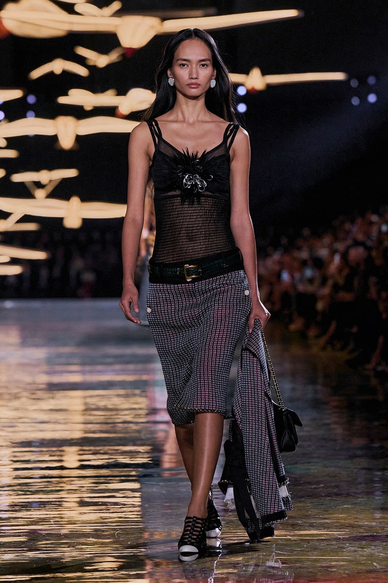 Matthieu Blazy Reimagines the Layered Legacies of Gabrielle Chanel for SS27 Nicole Kidman, Ayo Edebiri, Pedro Pascal, Kristen Wiig, Dua Lipa, and Alexa Demie britney spears gimme more flock of birds migration