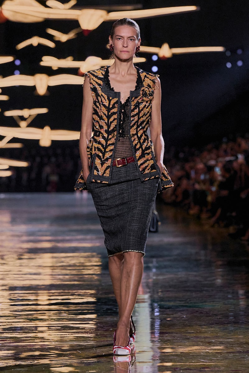 Matthieu Blazy Reimagines the Layered Legacies of Gabrielle Chanel for SS27 Nicole Kidman, Ayo Edebiri, Pedro Pascal, Kristen Wiig, Dua Lipa, and Alexa Demie britney spears gimme more flock of birds migration