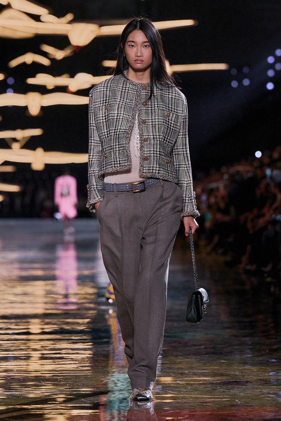 Matthieu Blazy Reimagines the Layered Legacies of Gabrielle Chanel for SS27 Nicole Kidman, Ayo Edebiri, Pedro Pascal, Kristen Wiig, Dua Lipa, and Alexa Demie britney spears gimme more flock of birds migration