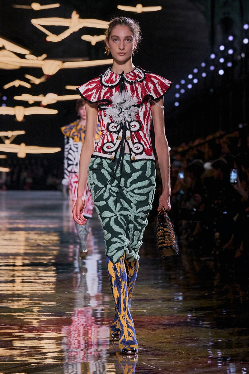 Matthieu Blazy Reimagines the Layered Legacies of Gabrielle Chanel for SS27 Nicole Kidman, Ayo Edebiri, Pedro Pascal, Kristen Wiig, Dua Lipa, and Alexa Demie britney spears gimme more flock of birds migration