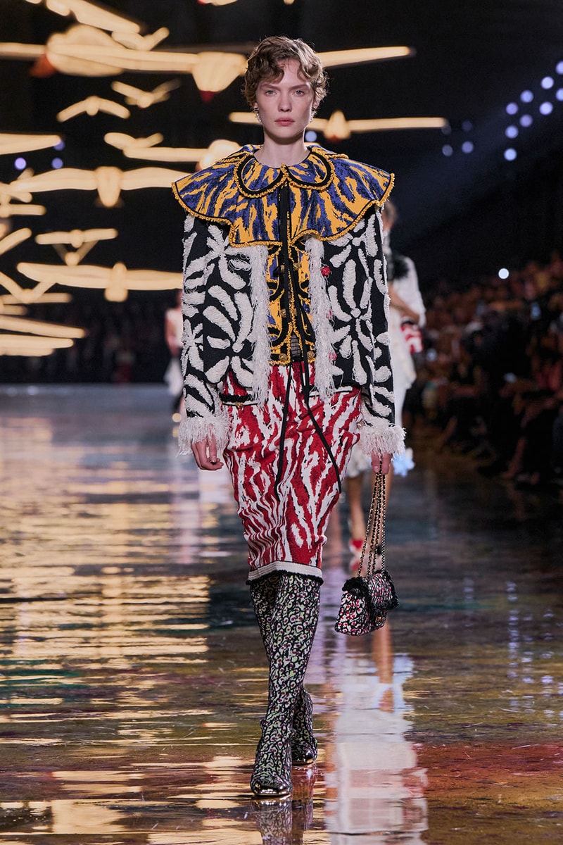 Matthieu Blazy Reimagines the Layered Legacies of Gabrielle Chanel for SS27 Nicole Kidman, Ayo Edebiri, Pedro Pascal, Kristen Wiig, Dua Lipa, and Alexa Demie britney spears gimme more flock of birds migration