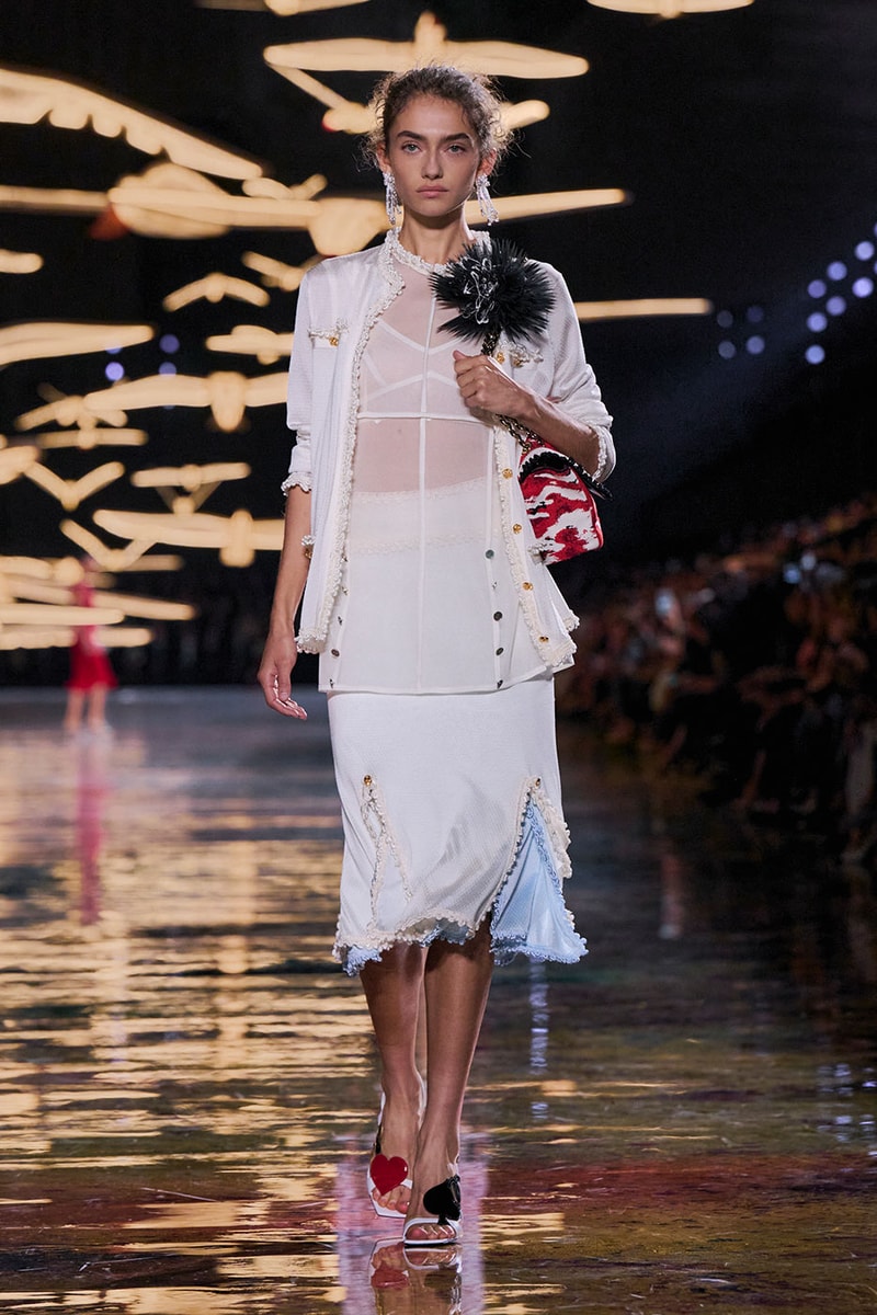 Matthieu Blazy Reimagines the Layered Legacies of Gabrielle Chanel for SS27 Nicole Kidman, Ayo Edebiri, Pedro Pascal, Kristen Wiig, Dua Lipa, and Alexa Demie britney spears gimme more flock of birds migration