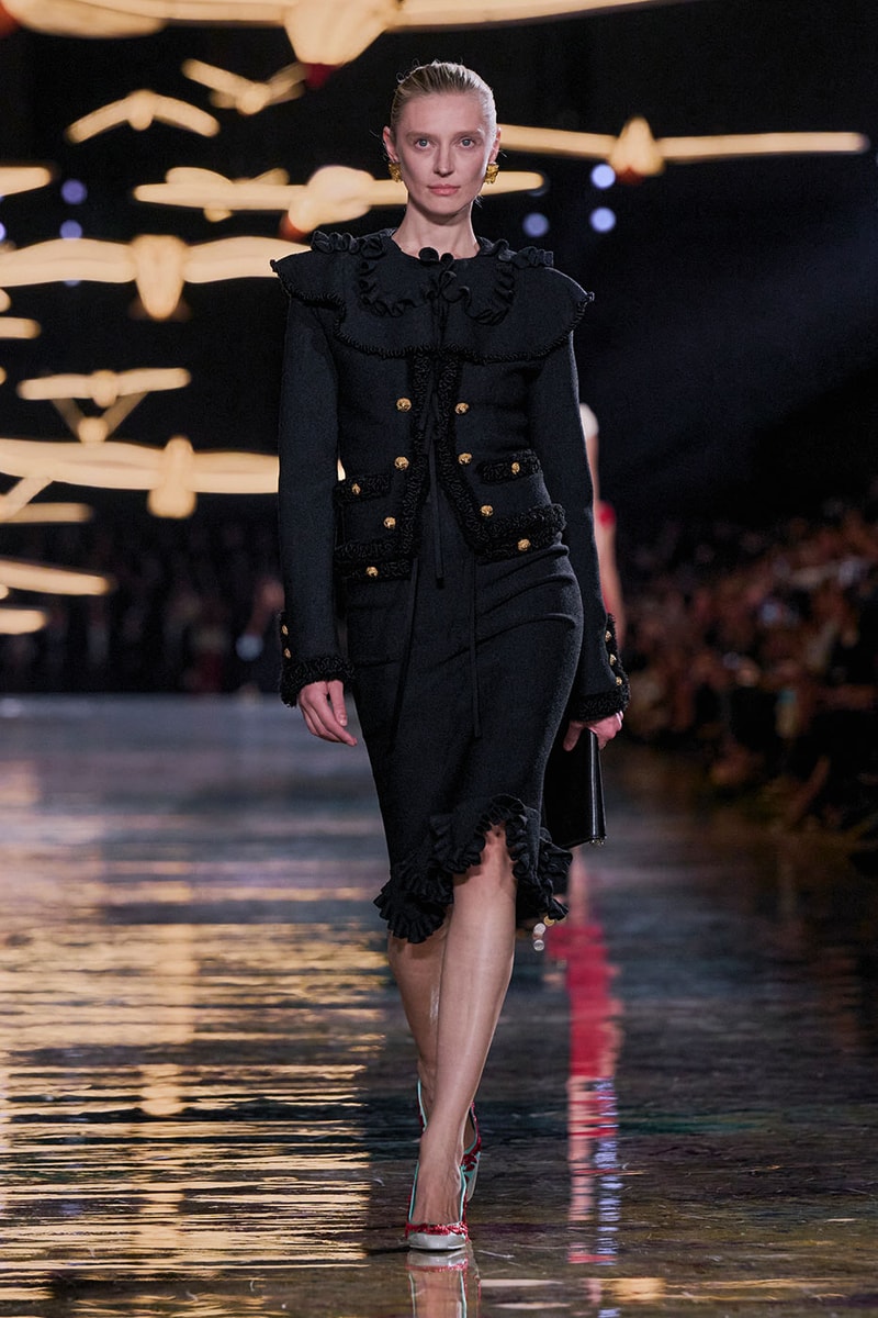 Matthieu Blazy Reimagines the Layered Legacies of Gabrielle Chanel for SS27 Nicole Kidman, Ayo Edebiri, Pedro Pascal, Kristen Wiig, Dua Lipa, and Alexa Demie britney spears gimme more flock of birds migration