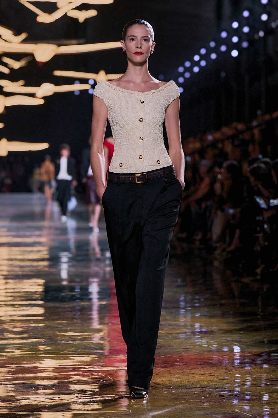 Matthieu Blazy Reimagines the Layered Legacies of Gabrielle Chanel for SS27 Nicole Kidman, Ayo Edebiri, Pedro Pascal, Kristen Wiig, Dua Lipa, and Alexa Demie britney spears gimme more flock of birds migration