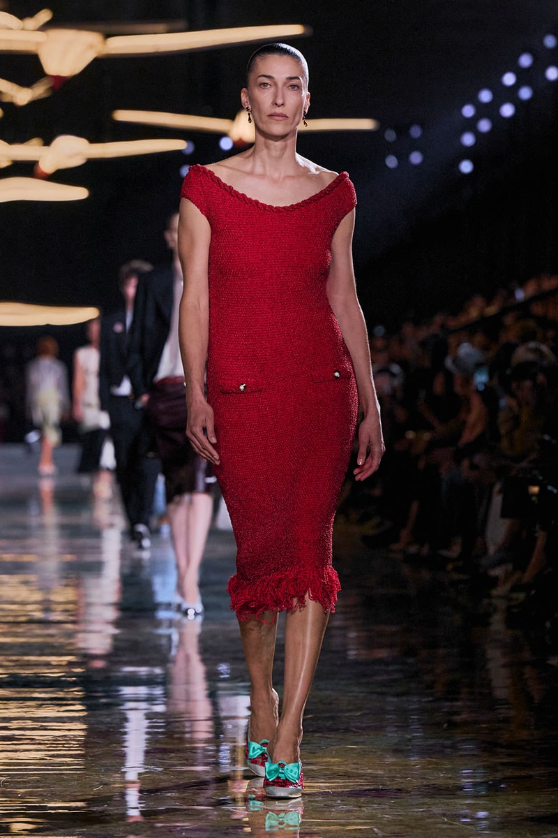 Matthieu Blazy Reimagines the Layered Legacies of Gabrielle Chanel for SS27 Nicole Kidman, Ayo Edebiri, Pedro Pascal, Kristen Wiig, Dua Lipa, and Alexa Demie britney spears gimme more flock of birds migration
