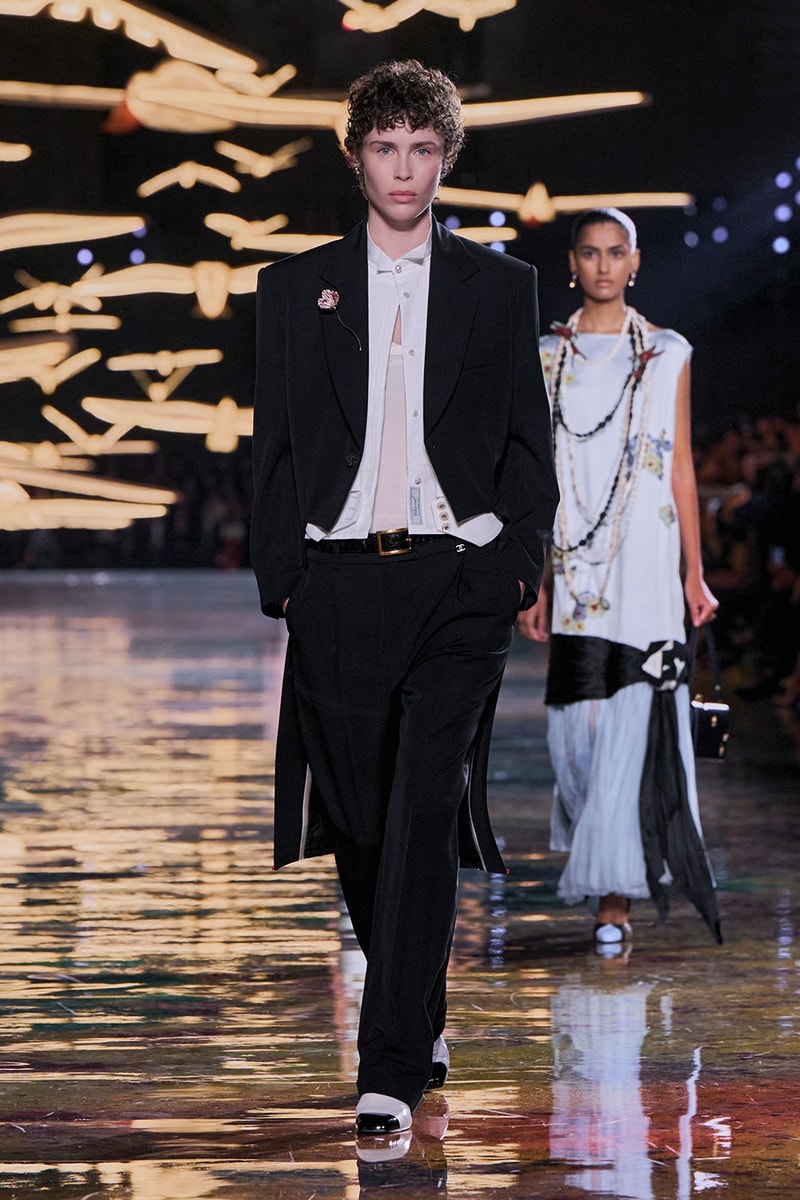 Matthieu Blazy Reimagines the Layered Legacies of Gabrielle Chanel for SS27 Nicole Kidman, Ayo Edebiri, Pedro Pascal, Kristen Wiig, Dua Lipa, and Alexa Demie britney spears gimme more flock of birds migration