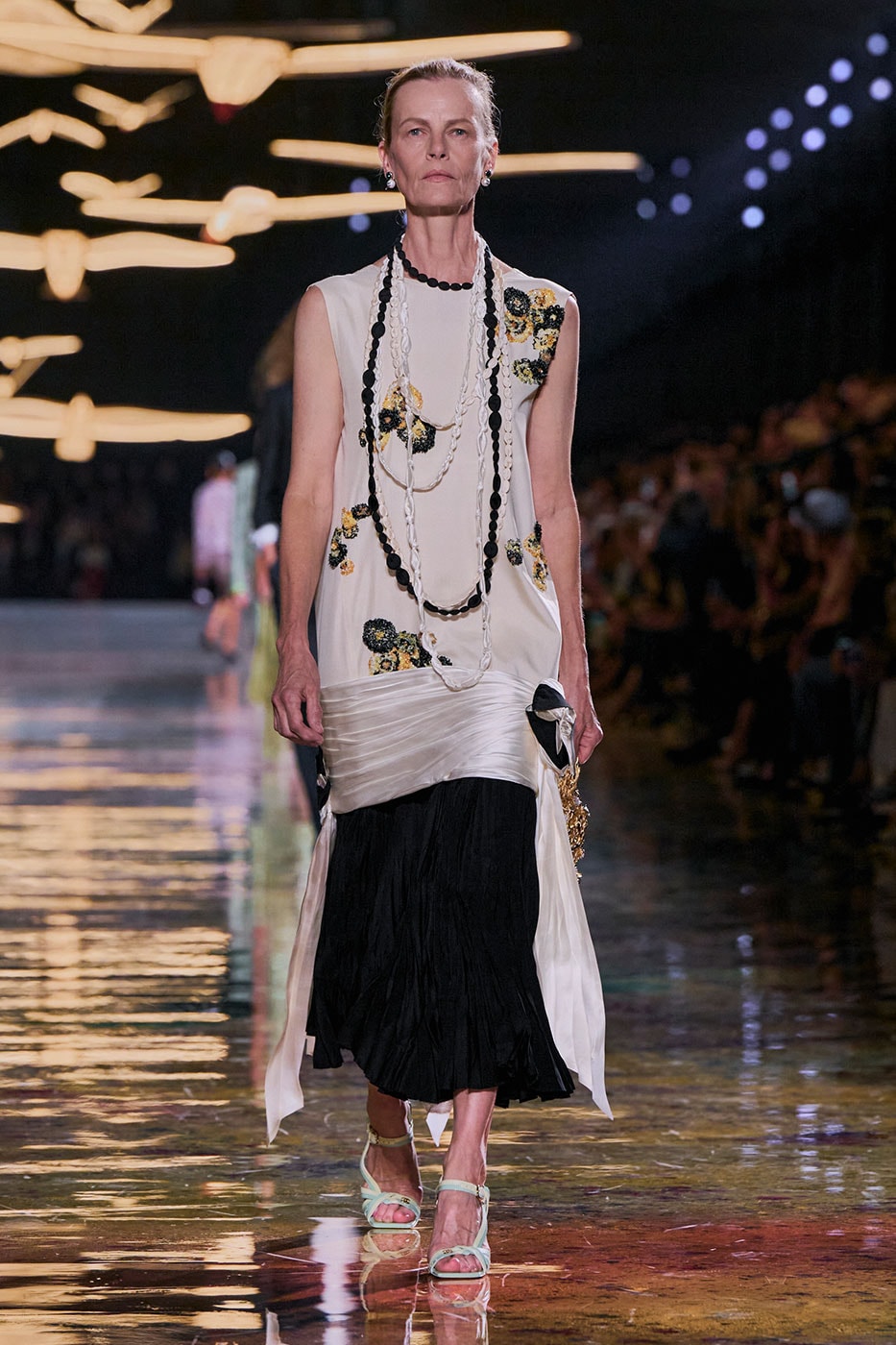 Matthieu Blazy Reimagines the Layered Legacies of Gabrielle Chanel for SS27 Nicole Kidman, Ayo Edebiri, Pedro Pascal, Kristen Wiig, Dua Lipa, and Alexa Demie britney spears gimme more flock of birds migration
