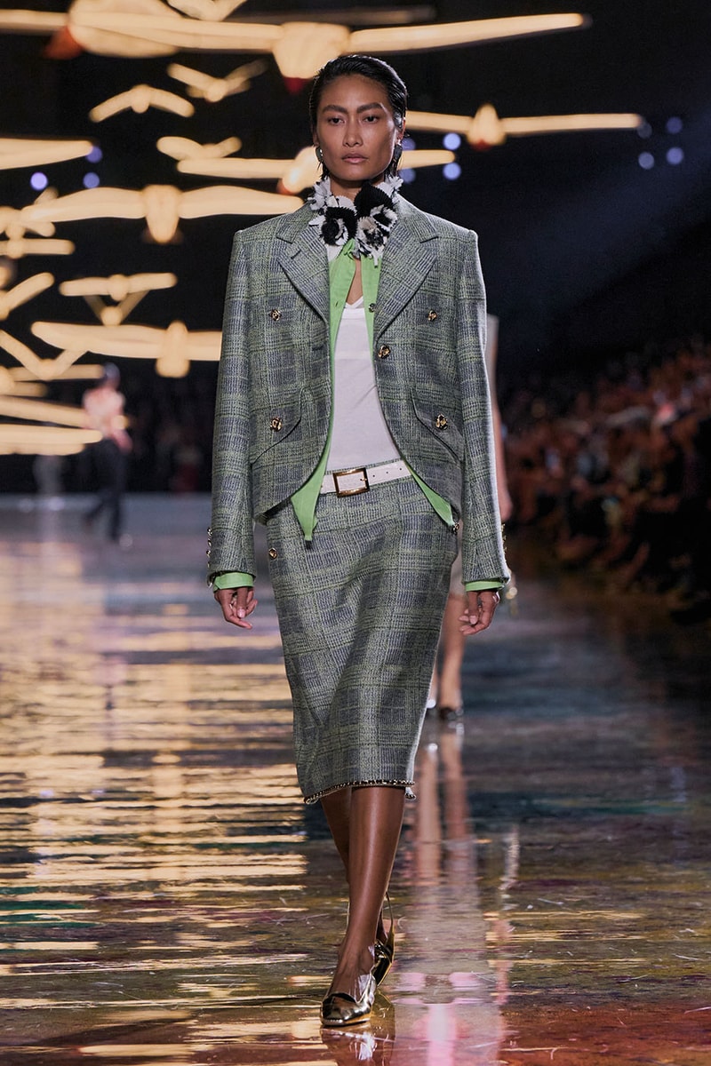 Matthieu Blazy Reimagines the Layered Legacies of Gabrielle Chanel for SS27 Nicole Kidman, Ayo Edebiri, Pedro Pascal, Kristen Wiig, Dua Lipa, and Alexa Demie britney spears gimme more flock of birds migration