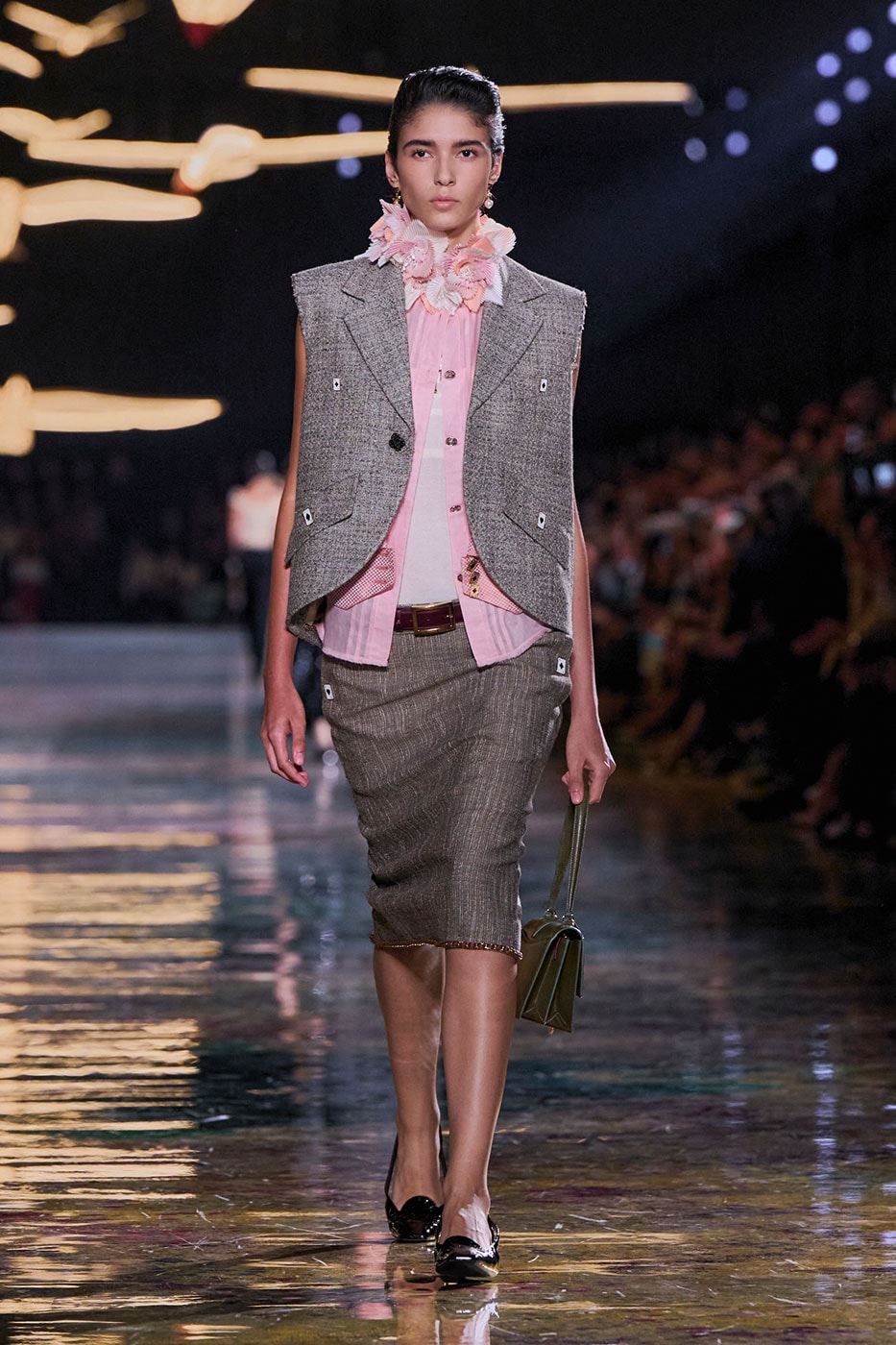 Matthieu Blazy Reimagines the Layered Legacies of Gabrielle Chanel for SS27 Nicole Kidman, Ayo Edebiri, Pedro Pascal, Kristen Wiig, Dua Lipa, and Alexa Demie britney spears gimme more flock of birds migration