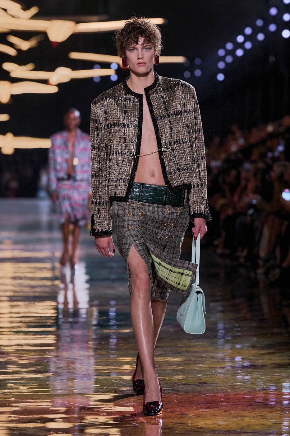 Matthieu Blazy Reimagines the Layered Legacies of Gabrielle Chanel for SS27 Nicole Kidman, Ayo Edebiri, Pedro Pascal, Kristen Wiig, Dua Lipa, and Alexa Demie britney spears gimme more flock of birds migration