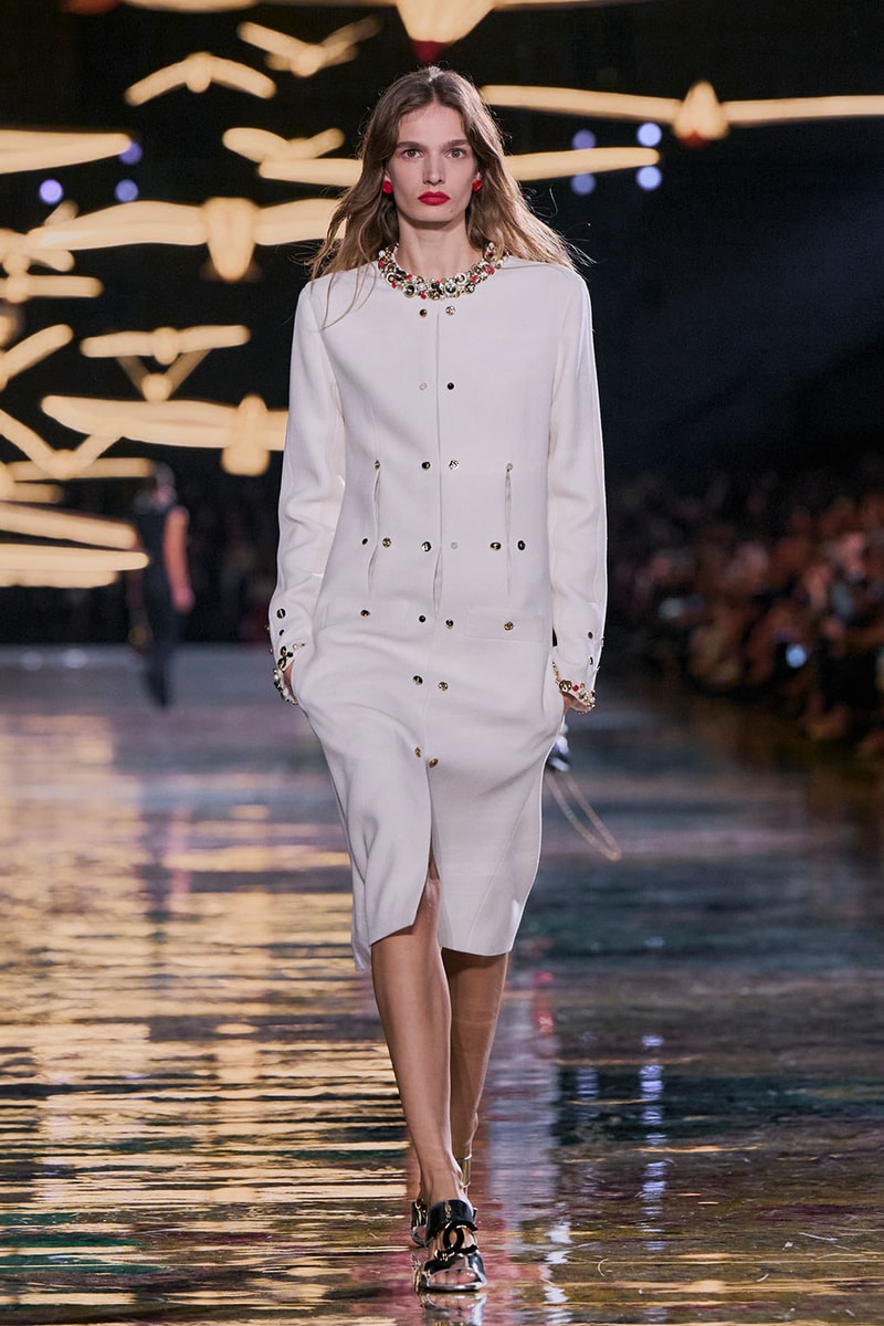 Matthieu Blazy Reimagines the Layered Legacies of Gabrielle Chanel for SS27 Nicole Kidman, Ayo Edebiri, Pedro Pascal, Kristen Wiig, Dua Lipa, and Alexa Demie britney spears gimme more flock of birds migration