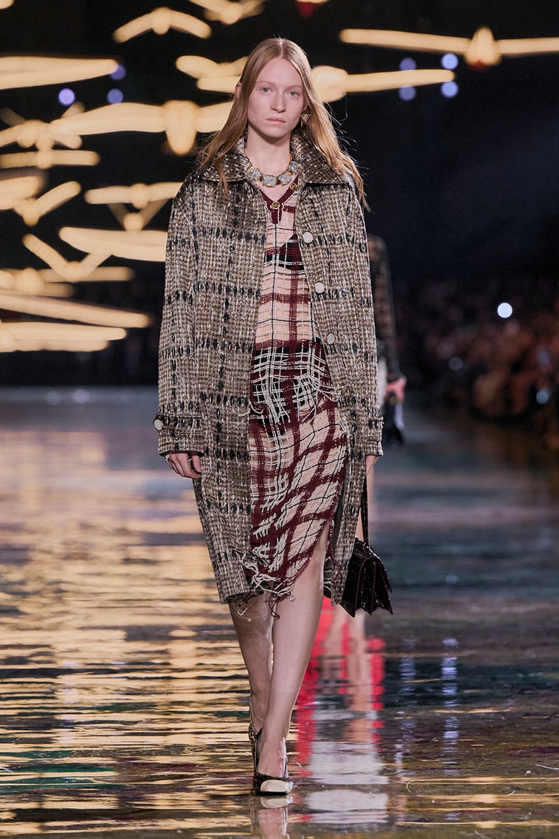 Matthieu Blazy Reimagines the Layered Legacies of Gabrielle Chanel for SS27 Nicole Kidman, Ayo Edebiri, Pedro Pascal, Kristen Wiig, Dua Lipa, and Alexa Demie britney spears gimme more flock of birds migration