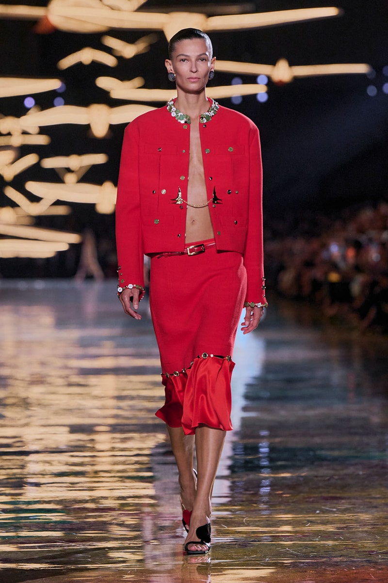 Matthieu Blazy Reimagines the Layered Legacies of Gabrielle Chanel for SS27 Nicole Kidman, Ayo Edebiri, Pedro Pascal, Kristen Wiig, Dua Lipa, and Alexa Demie britney spears gimme more flock of birds migration