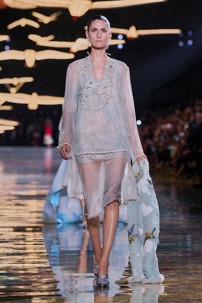 Matthieu Blazy Reimagines the Layered Legacies of Gabrielle Chanel for SS27 Nicole Kidman, Ayo Edebiri, Pedro Pascal, Kristen Wiig, Dua Lipa, and Alexa Demie britney spears gimme more flock of birds migration