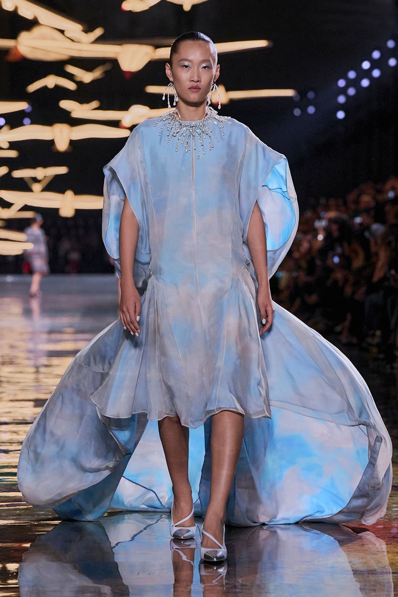 Matthieu Blazy Reimagines the Layered Legacies of Gabrielle Chanel for SS27 Nicole Kidman, Ayo Edebiri, Pedro Pascal, Kristen Wiig, Dua Lipa, and Alexa Demie britney spears gimme more flock of birds migration