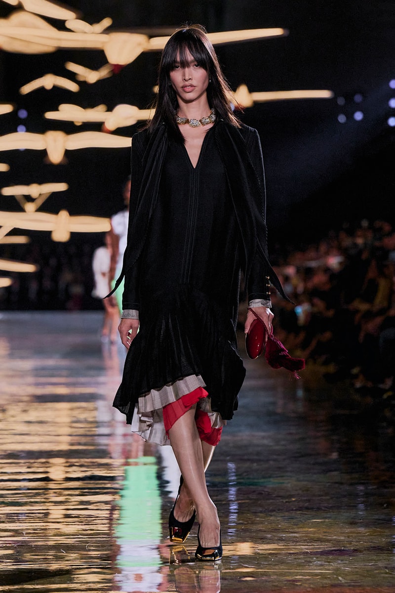Matthieu Blazy Reimagines the Layered Legacies of Gabrielle Chanel for SS27 Nicole Kidman, Ayo Edebiri, Pedro Pascal, Kristen Wiig, Dua Lipa, and Alexa Demie britney spears gimme more flock of birds migration