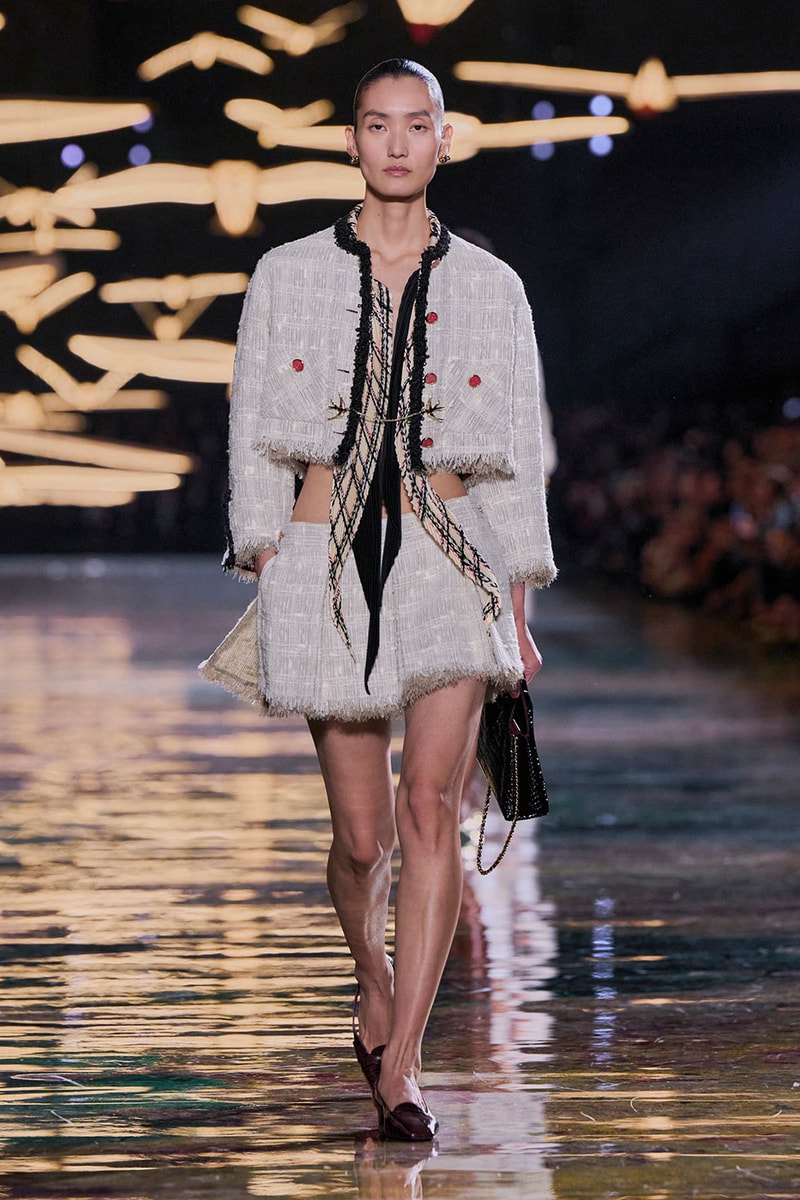 Matthieu Blazy Reimagines the Layered Legacies of Gabrielle Chanel for SS27 Nicole Kidman, Ayo Edebiri, Pedro Pascal, Kristen Wiig, Dua Lipa, and Alexa Demie britney spears gimme more flock of birds migration